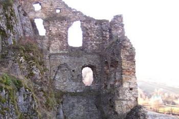 pohled z nádvoří hradu na torzo bývalého západního paláce jádra hradu ( © Jan P. Štěpánek 02/2008)
