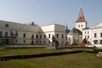 Pohled na Kostel Povýšení sv. Kříže z náměstí (vlevo na snímku pak část zámku Fryštát) ( © Miroslav BITTER 03/2007)