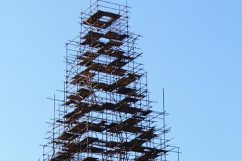 Lešení pro montáž nové střechy věže kostela ( © František Papšík 04/2007)