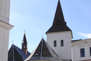 fryštátský farní kostel Povýšení sv. Kříže od zámku ( © Jan P. Štěpánek 09/2007)