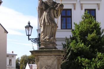 Socha sv. Augustýna před kostelem ( © Jan P. Štěpánek 09/2007)