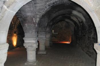 románská krypta pod kostelem (© de.ardoise 07/2006)