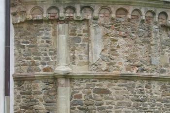 románský závěr kostela (© de.ardoise 07/2006)