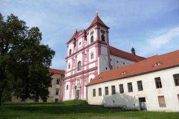 průčelí kostela Panny Marie a sv. Václava ( © Jan P. Štěpánek 07/2009)