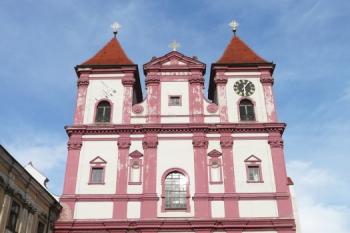 vstupní dvouvěžové průčelí klášterního kostela ( © Jan P. Štěpánek 07/2009)
