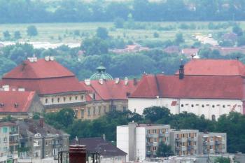 panorama areálu barokního klášterního komplexu (tzv. nového zámku) s kostelem Panny Marie a sv. Václava ( © Jan P. Štěpánek 07/2009)