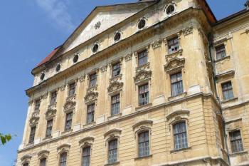 středový rizalit jižní, nikdy nedokončené fronty barokního konventu ( © Jan P. Štěpánek 07/2009)