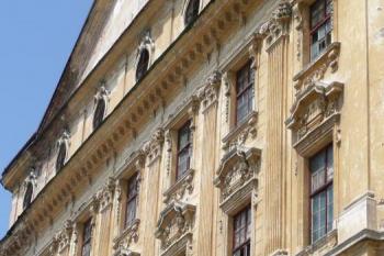 členité průčelí jižního rizalitu nedostavěného nového kláštěrního komplexu ( © Jan P. Štěpánek 07/2009)