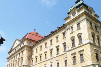 jihozápadní nároží jižní fronty nikdy nedostavěného komplexu nového klášterního konventu ( © Jan P. Štěpánek 07/2009)