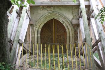 Západní portál s výdřevou spodní části věže ( © Ivan Grisa 09/2011)