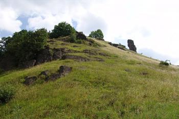 Pohled na hradní kopec od severozápadu ( © Roman Řezáč 08/2005)