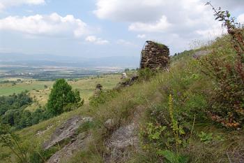 Jediný zbytek zdiva jádra ( © Roman Řezáč 08/2005)
