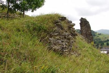 západní úbočí s pozůstatky hradby ( © Roman Řezáč 08/2005)