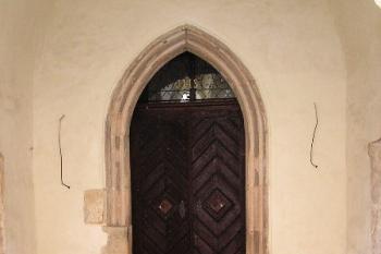 gotický lomený portál vstupu do kostela ( © Jan P. Štěpánek 08/2005)