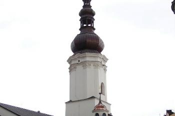 pohled na kostel od bývalé kostelní brány ( © Jan P. Štěpánek 08/2005)
