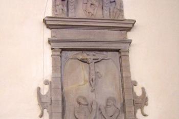 měšťanský náhrobek na boční straně hlavní lodi ( © Jan P. Štěpánek 09/2005)