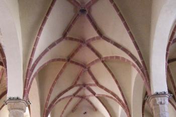 průhled hlavní lodí ke vstupní části kostela ( © Jan P. Štěpánek 09/2005)