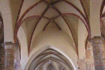 průhled hlavní lodí k presbytáři ( © Jan P. Štěpánek 09/2005)