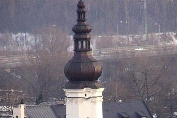 Pohled na věž kostela sv. Václava z vyhlídky Nové radnice. ( © Jan P. Štěpánek 04/2006)