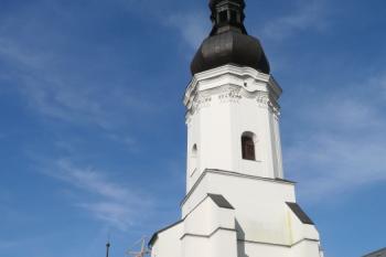 západní průčelí farního kostela sv. Václava s věží ( © Jan P. Štěpánek 06/2009)