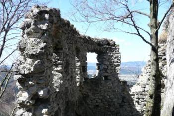 pozůstatek stavby ve střední části hradu ( © Jan P. Štěpánek 04/2011)