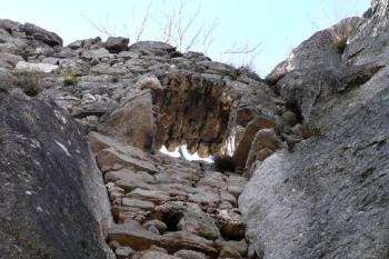 pozůstatek vystupujícího arkýře nad skalní průrvou, kterou vedl jediný vstup do palácového jádra hradu ( © Jan P. Štěpánek 04/2011)