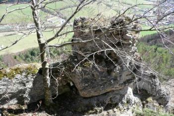 část vstupní brány do areálu hradu ( © Jan P. Štěpánek 04/2011)