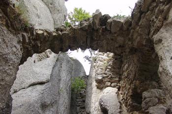 Část klenutí jádra hradu ( © Roman Řezáč 08/2005)