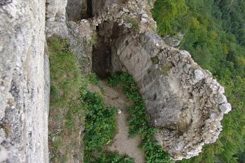 Zříceniny jádra hradu ( © Roman Řezáč 08/2005)