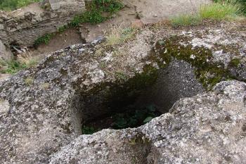 Cisterna na vodu v jádru hradu ( © Roman Řezáč 08/2005)