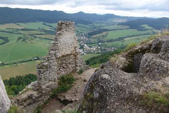 Zříceniny jádra hradu, vpravo cisterna na vodu ( © Roman Řezáč 08/2005)