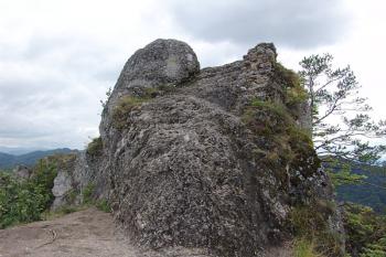 Vyvýšená skála jádra, kde stála pozorovatelna ( © Roman Řezáč 08/2005)