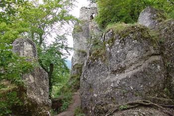 Pohled z dolního hradu na jádro ( © Roman Řezáč 08/2005)