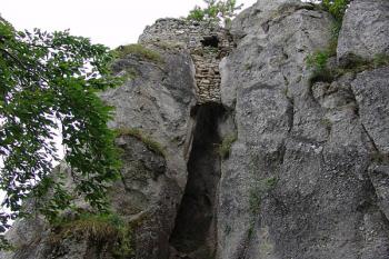 Vstup skalní průrvou do jádra hradu ( © Roman Řezáč 08/2005)