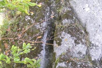 Záseky ve skalách upomínají na ukotvení hradeb do pevných skalisek ( © Jan P. Štěpánek 09/2007)