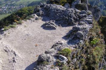 Plocha strážní věže (strážnice) v nejvyšším místě jižního skalního bradla ( © Jan P. Štěpánek 09/2007)