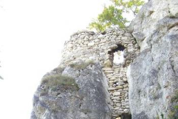 Pohled z nádvoří dolního hradu na 3. branku do horního hradu ( © Jan P. Štěpánek 09/2007)