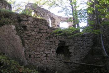 Pohled ze soutěsky pod severním skalnním bradlem na palácovou budovu dolního hradu ( © Jan P. Štěpánek 09/2007)