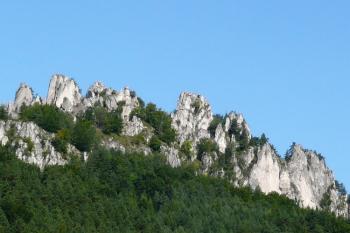 panorama skalního masivu s pozůstatky Suľovského hradu ( © Jan P. Štěpánek 08/2008)