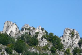 detailní pohled na skaliska nesoucí pozůstatky hradu Suľov ( © Jan P. Štěpánek 08/2008)