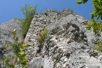 Vstupní část hradu s pozůstatky hradeb ( © Jan P. Štěpánek 08/2008)