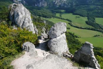 pohled z hradní strážnice na plochu sloužící jako malé provozní nádvoří jádra hradu ( © Jan P. Štěpánek 08/2008)
