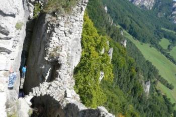 pohled na horní část trosek paláce hradu a úzký průchod do jádra hradu chráněný drobnou baštou ( © Jan P. Štěpánek 08/2008)