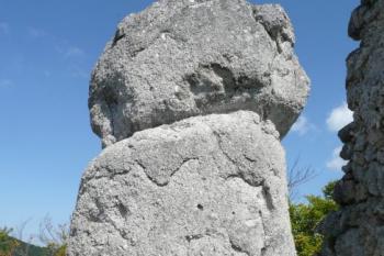 bizardní skalní suk s opracovanými stěnami v horní části jádra hradu ( © Jan P. Štěpánek 08/2008)