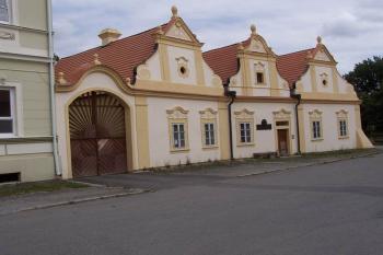 pohled z náměstí (© Stanislav Drda 07/2005)