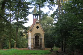 kaplička naproti průčelí zámku (© Ondřej Moravanský, 08/2016)