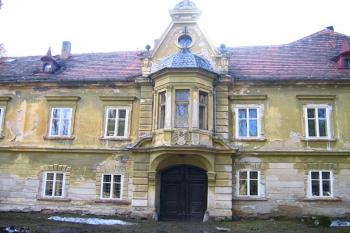 Průčelí zámku ( © Pavel Vítek 04/2006)