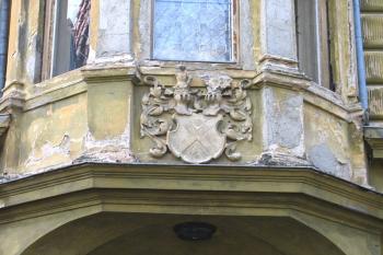 Detail erbu nad hlavním vchodem ( © Pavel Vítek 04/2006)