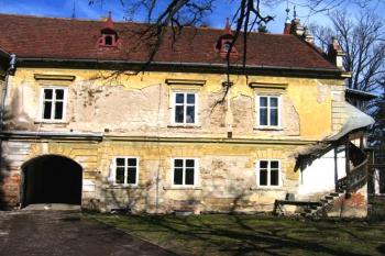 Pohled na zámek z hospodářského dvora ( © Pavel Vítek 04/2006)