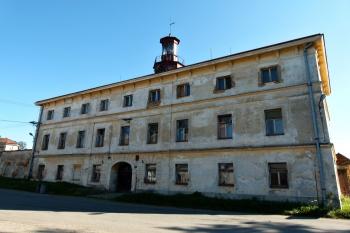uliční průčelí zámku s hlavním vstupem od návsi ( © Jan P. Štěpánek 10/2011)